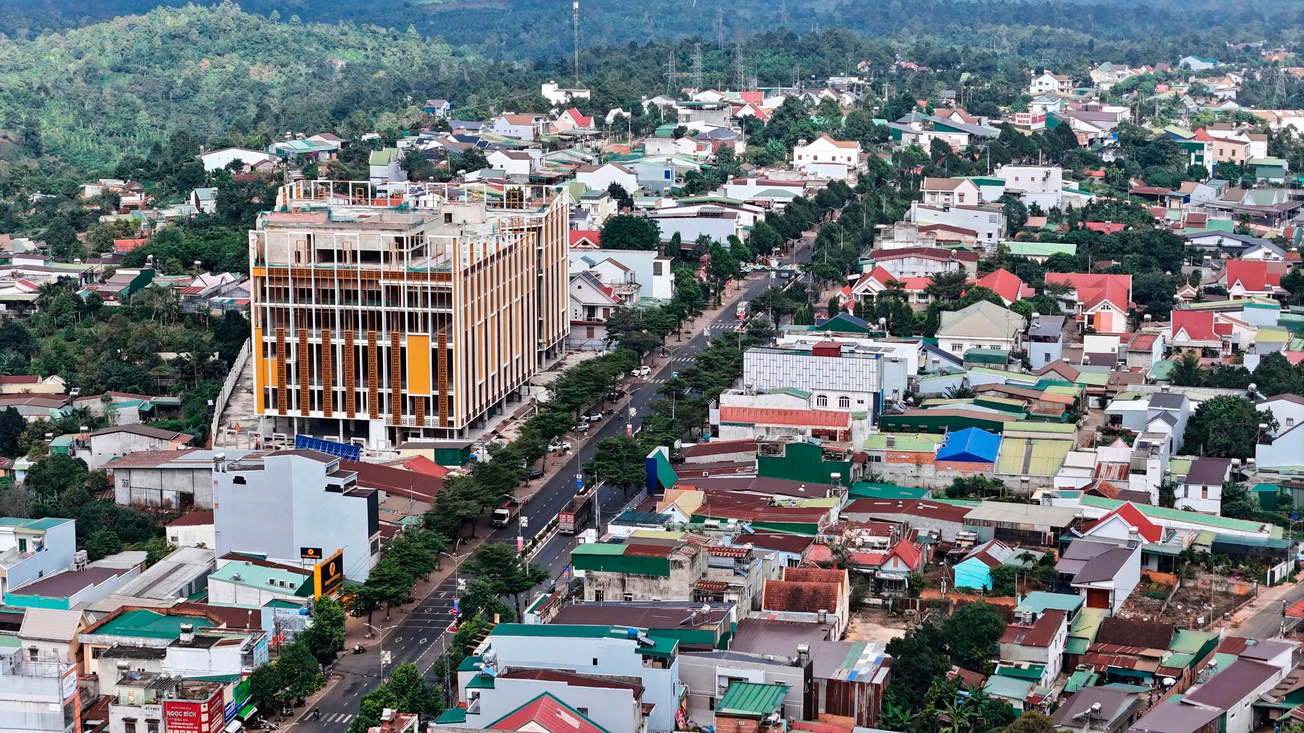 Chỉ trong hơn một ngày, Sư đoàn 10 đã đập tan tuyến phòng thủ Tây Nam Buôn Ma Thuột, tiêu diệt 2 tiểu đoàn địch - Ảnh 1.