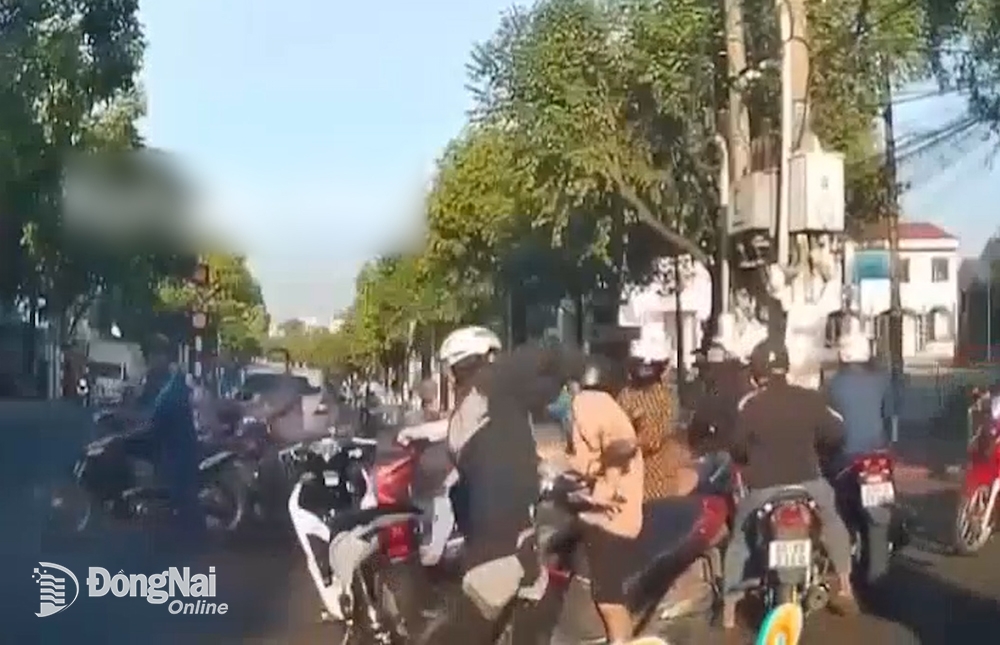 TIN NÓNG 24 GIỜ QUA: Đốt xe máy, đâm cảnh sát rồi cố thủ; bắt 9 người vụ "khiêng quan tài dạo phố"- Ảnh 4.