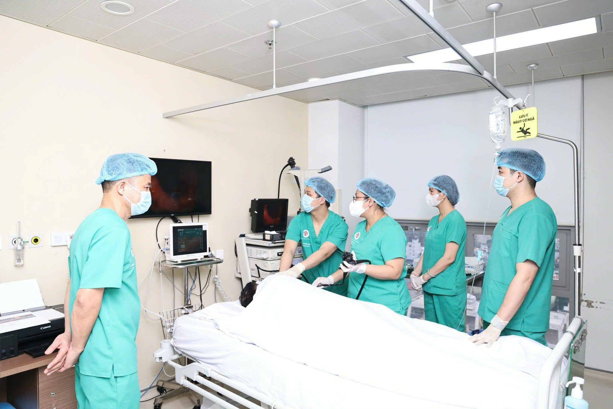 Nuốt chửng khuyên lưỡi, cô gái phải chịu 90 phút bơm nước vào dạ dày - Ảnh 1.