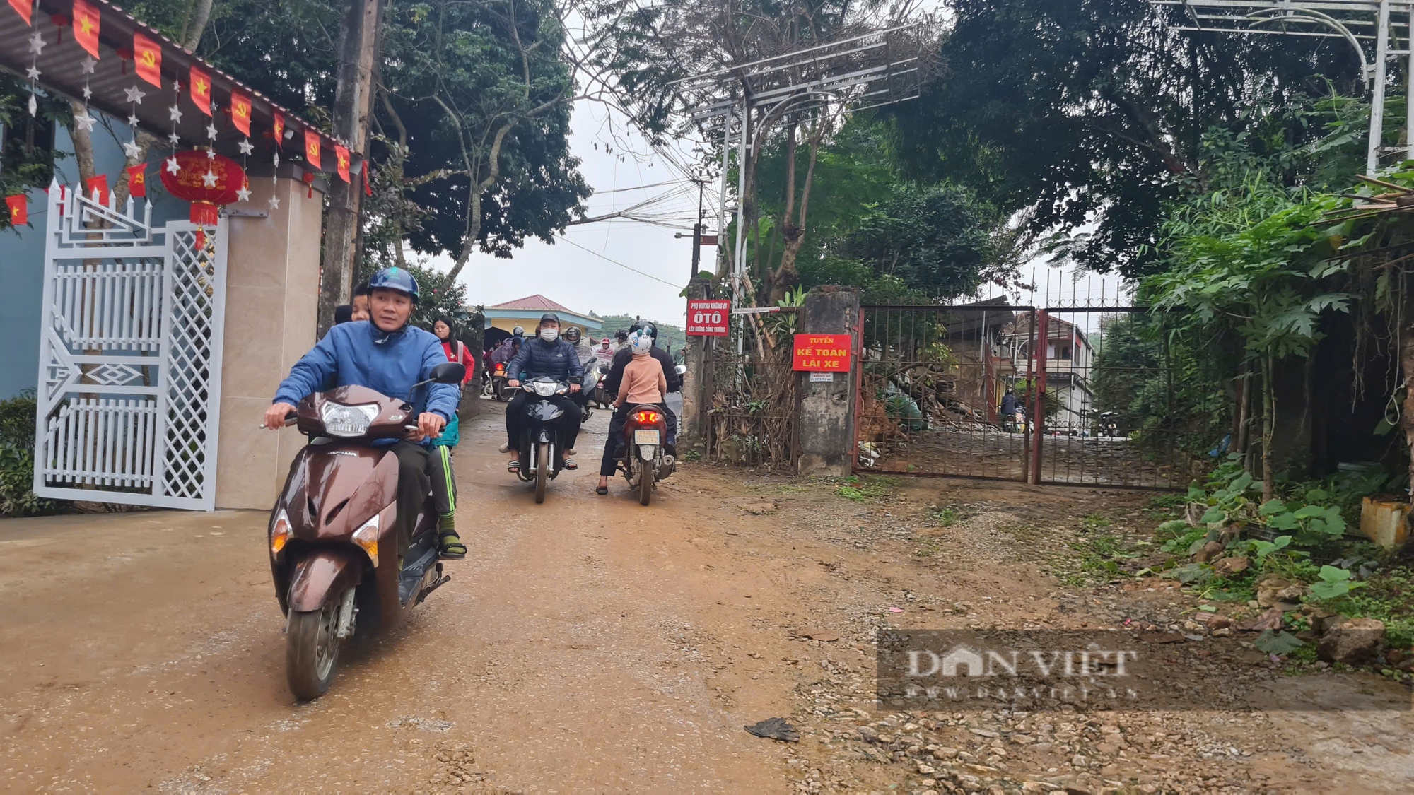 Gập ghềnh đường đến trường, nỗi lo "kéo dài" trên một đoạn đường ngắn- Ảnh 1.