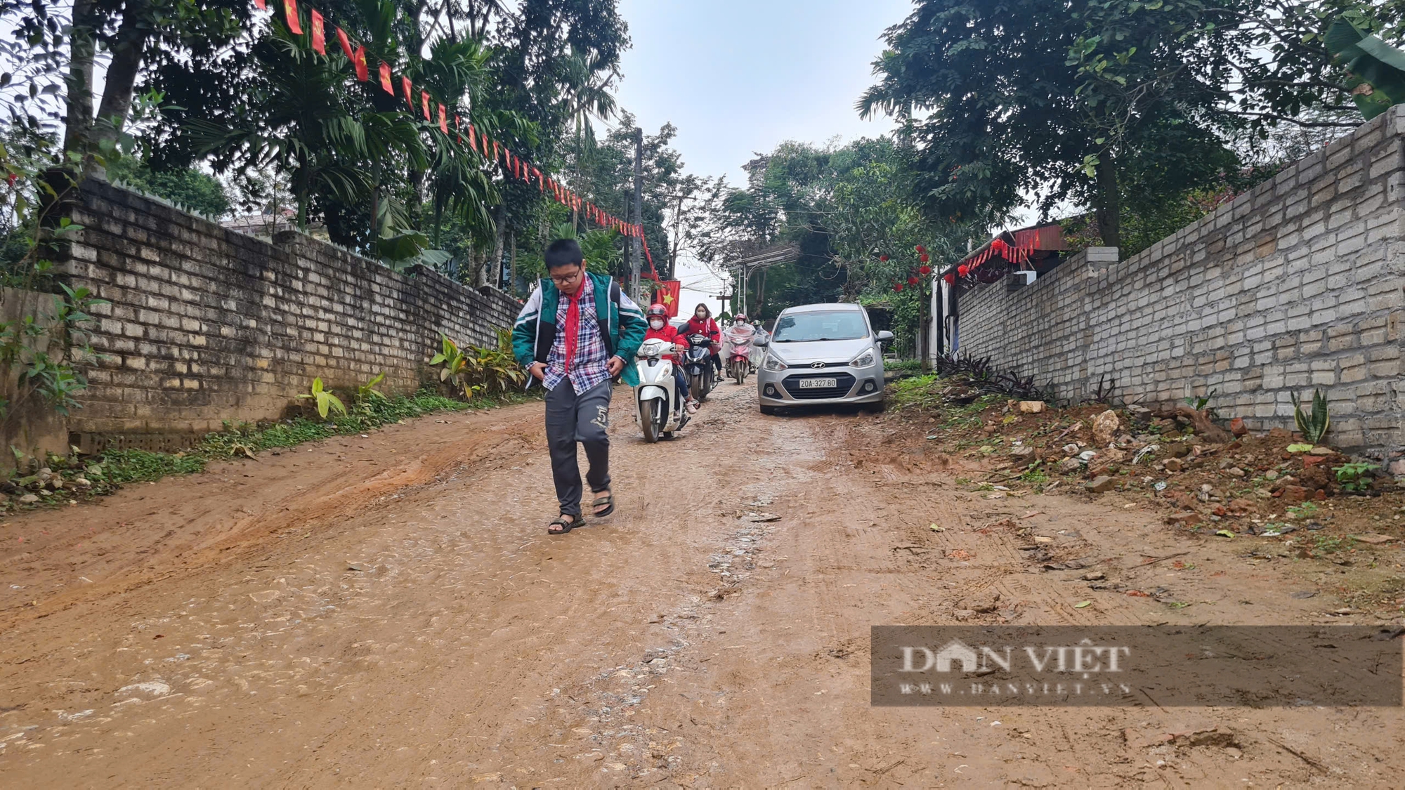Gập ghềnh đường đến trường, nỗi lo "kéo dài" trên một đoạn đường ngắn- Ảnh 5.