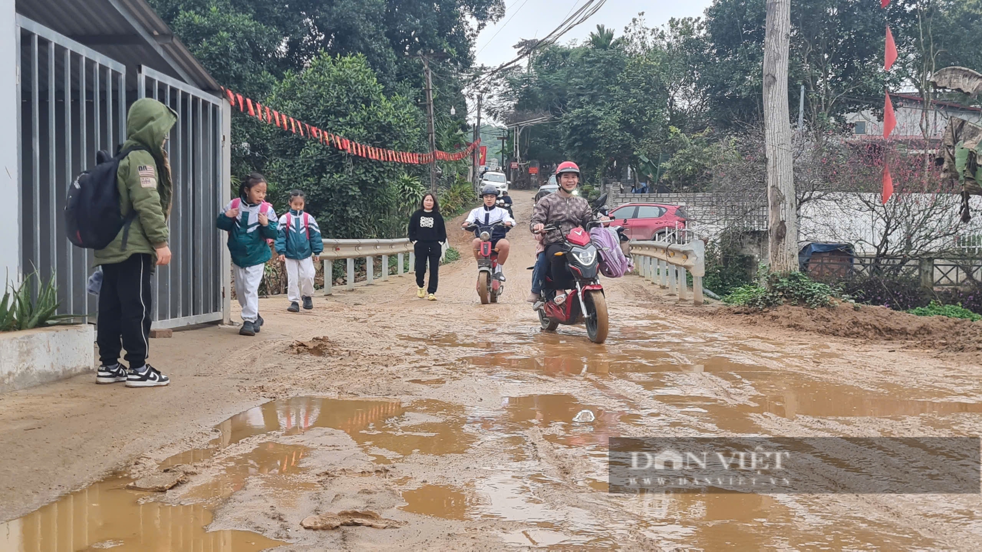 Gập ghềnh đường đến trường, nỗi lo "kéo dài" trên một đoạn đường ngắn- Ảnh 2.