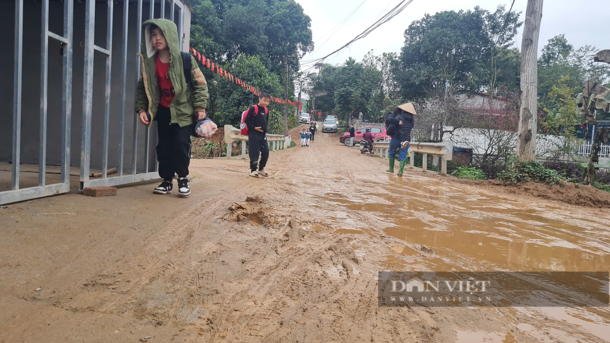 Gập ghềnh đường đến trường, nỗi lo "kéo dài" trên một đoạn đường ngắn- Ảnh 3.
