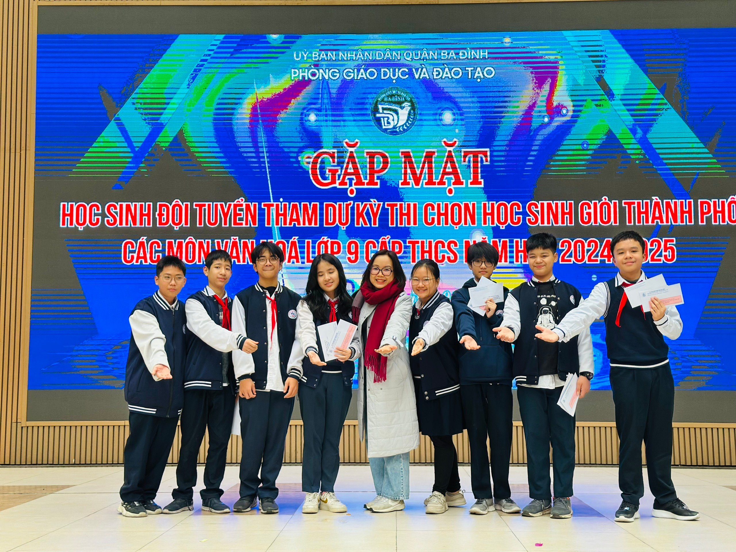 Một lớp có nhiều em thi học sinh giỏi vượt cấp đạt giải cao, cô giáo nói: "Kỷ lục gần 20 năm dạy học" - Ảnh 1.