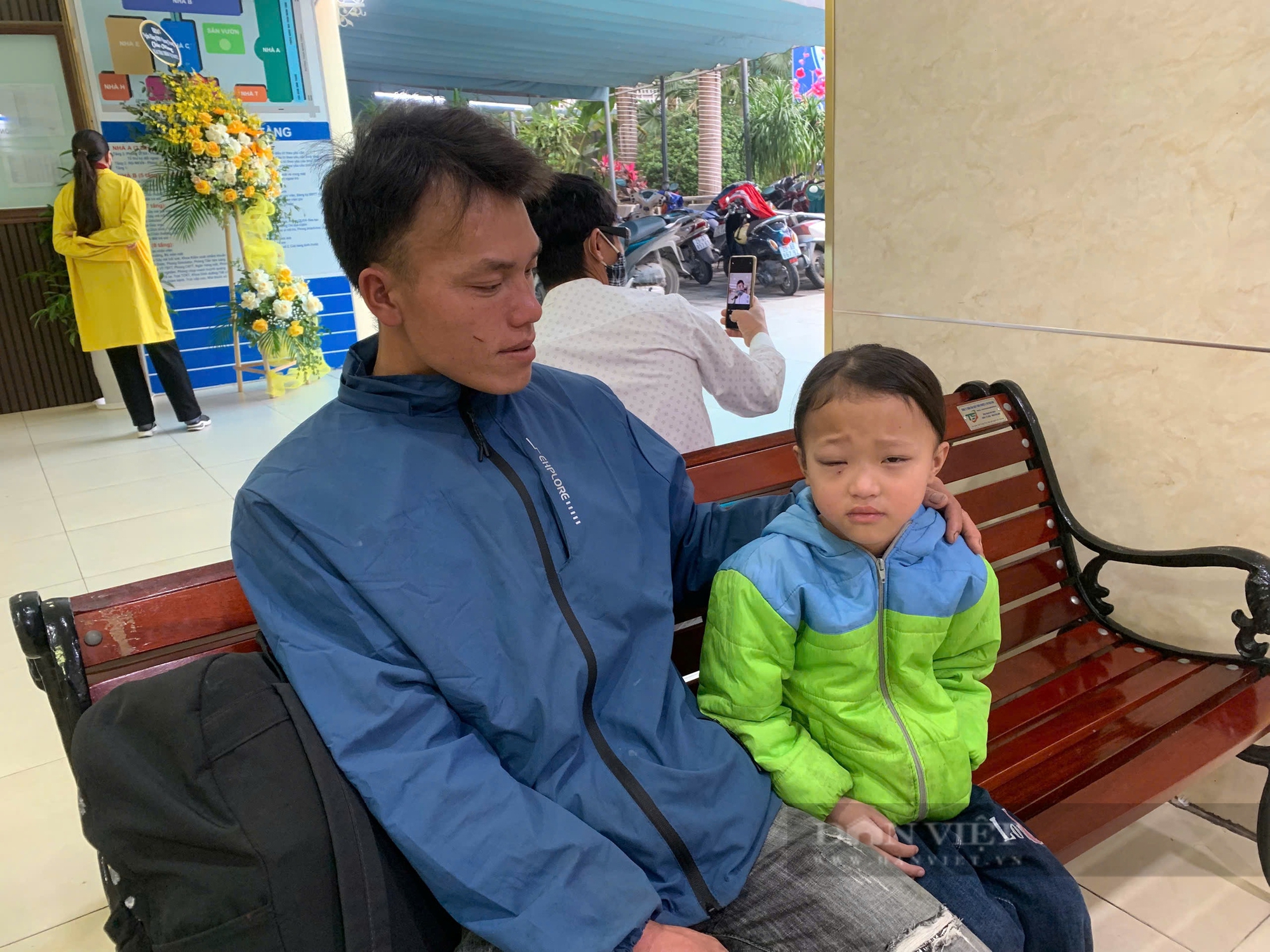 “Cô chú thương tình cứu con gái tôi với” - Ảnh 1.