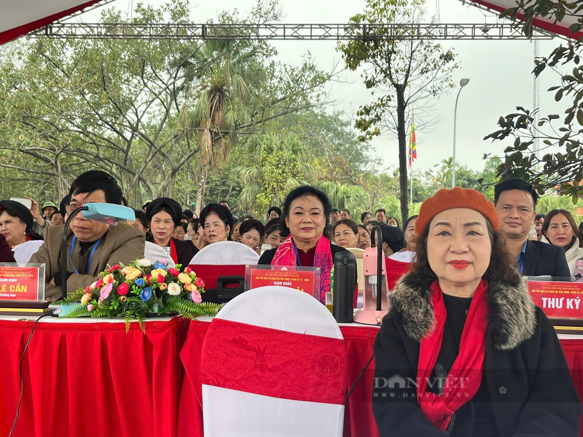 Liền anh, liền chị say sưa câu hát Hội thi Quan họ Bắc Ninh đầu xuân  - Ảnh 2.