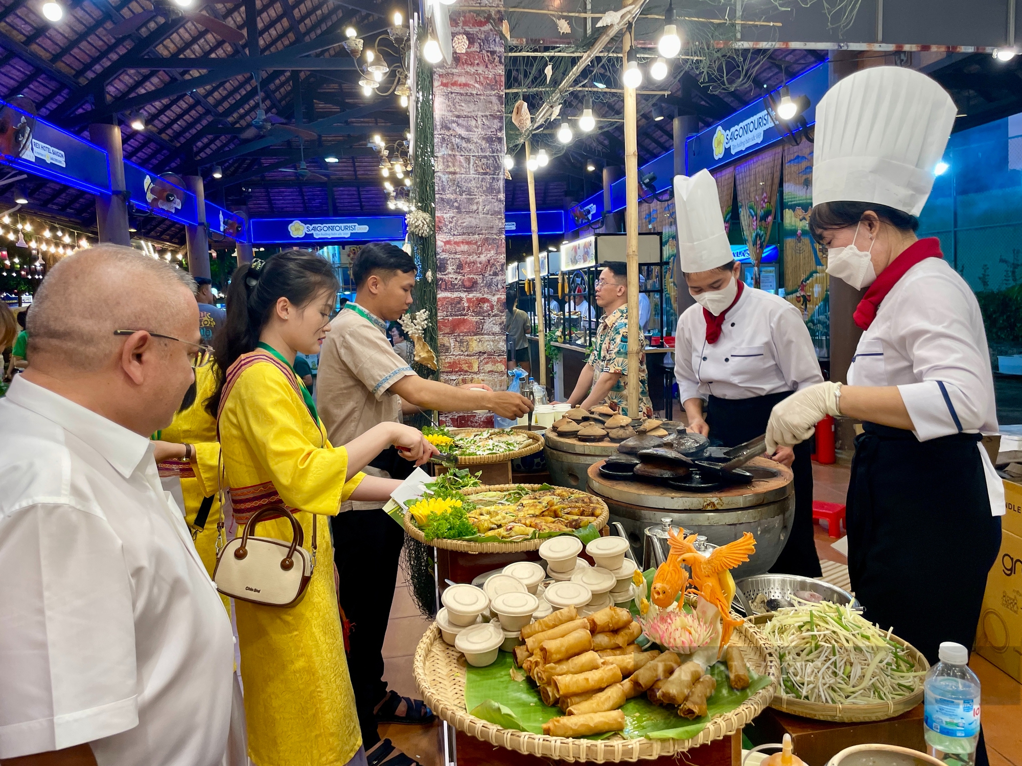 Hàng nghìn người đang đổ về lễ hội ẩm thực 600 món ngon ở TP.HCM, đông đến mức tắc đường - Ảnh 11.