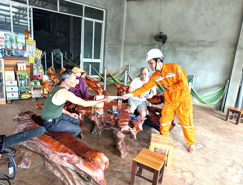 PC Đắk Nông tuyên truyền, hướng dẫn người dân phòng, chống cháy nổ về điện mùa nắng nóng - Ảnh 2.