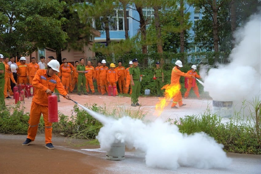 PC Đắk Nông tuyên truyền, hướng dẫn người dân phòng, chống cháy nổ về điện mùa nắng nóng - Ảnh 4.