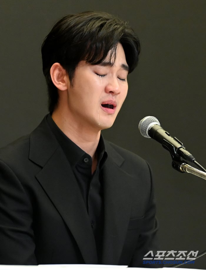 Kim Soo Hyun: Tôi phủ nhận yêu Kim Sae Ron vì nghĩ tới đoàn làm phim "Nữ hoàng nước mắt" - Ảnh 1.