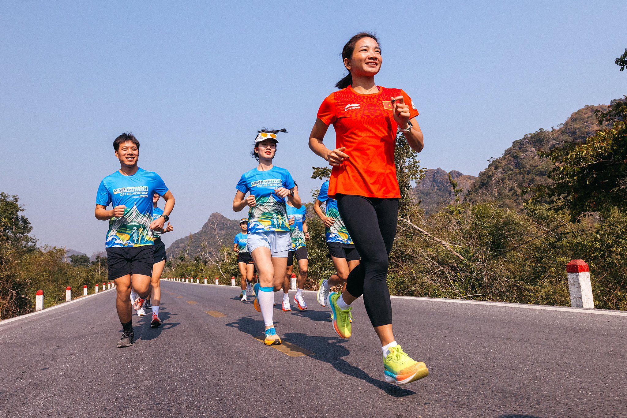 Sải bước trên miền Di sản - giải Marathon lớn nhất miền Bắc diễn ra tại Cát Bà- Ảnh 2.