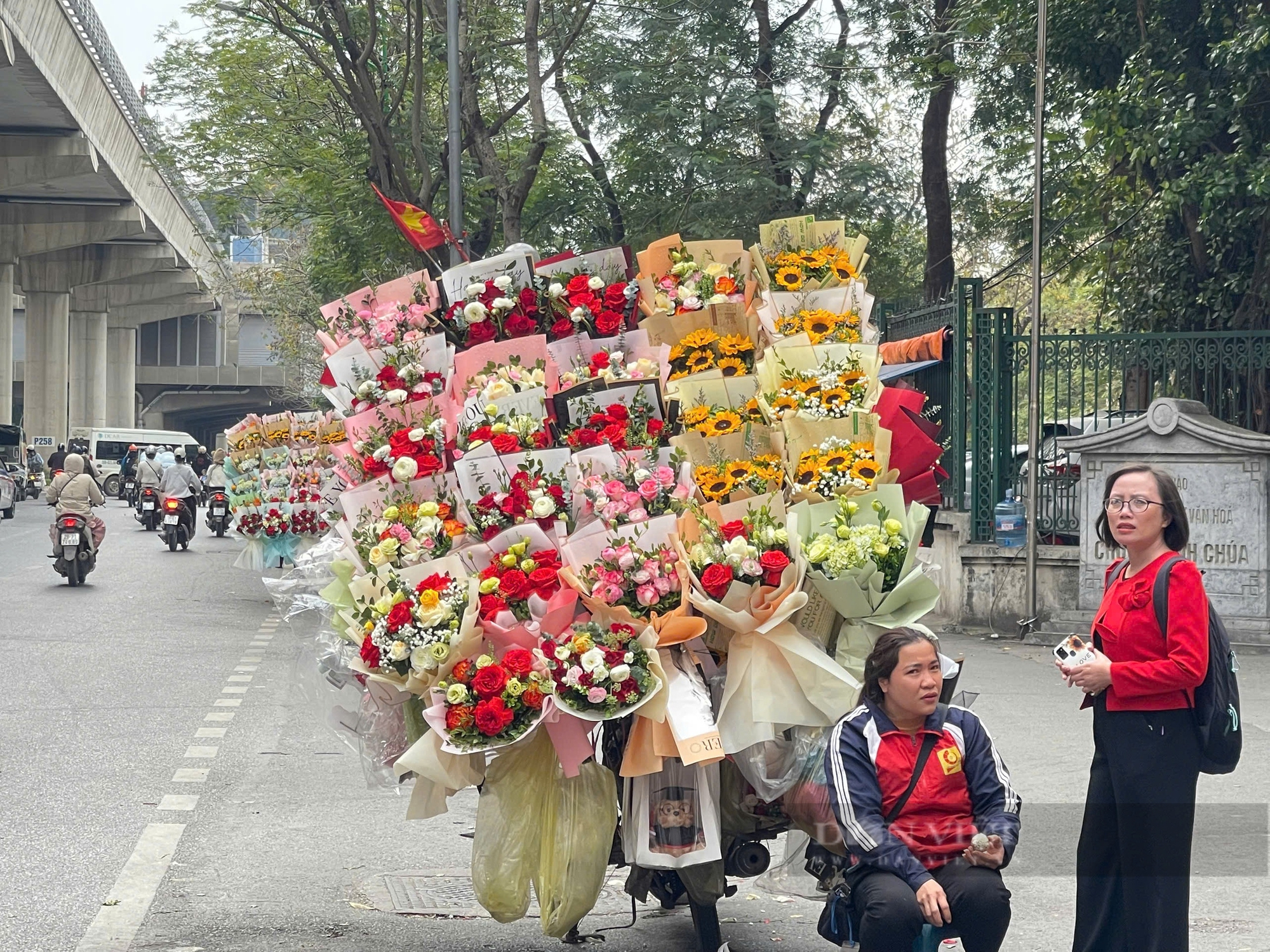 Hoa “ăn được” lên ngôi, nhiều cửa hàng dừng đơn từ sớm dịp 8/3 - Ảnh 4.