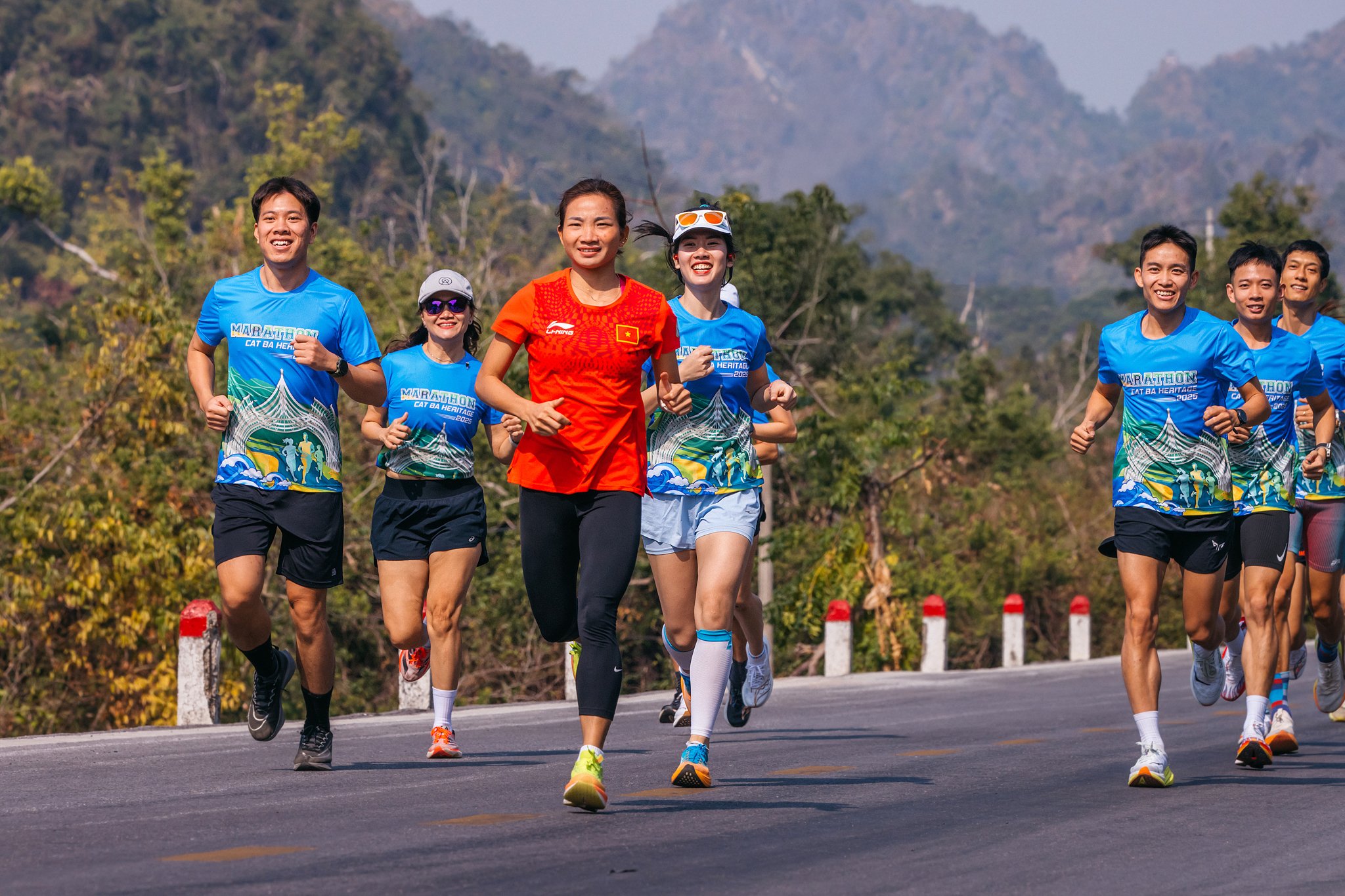Sải bước trên miền Di sản - giải Marathon lớn nhất miền Bắc diễn ra tại Cát Bà- Ảnh 1.