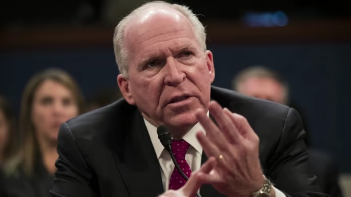 Cựu Giám đốc CIA tố ông Trump 'tống tiền' Ukraine - Ảnh 1.