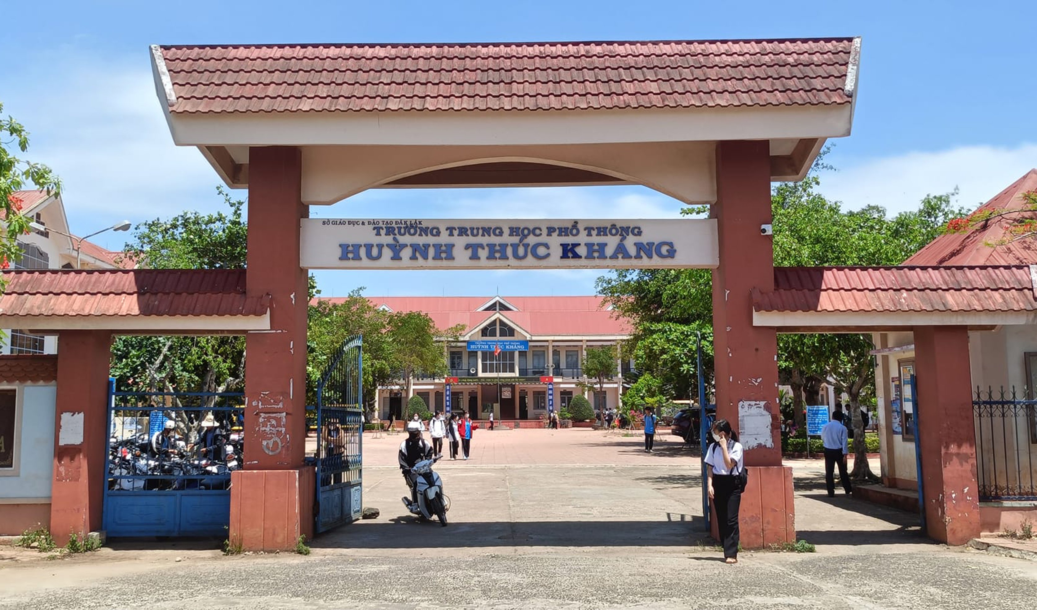 Đắk Lắk: Nữ sinh lớp 10 mang theo dụng cụ chích điện đánh bạn vì nghi ngờ bị nói xấu- Ảnh 1.