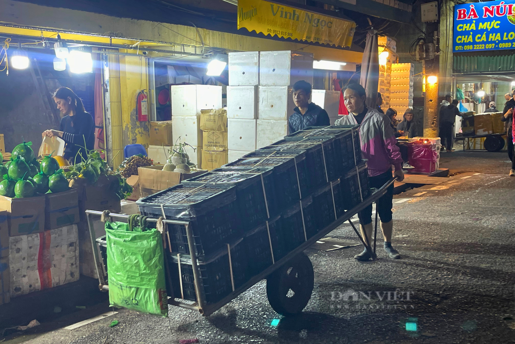 8/3 không hoa, không quà, chỉ có cuộc sống miệt mài mưu sinh  - Ảnh 1.
