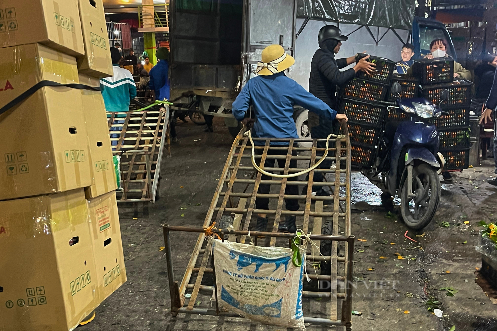 8/3 không hoa, không quà, chỉ có cuộc sống miệt mài mưu sinh  - Ảnh 3.