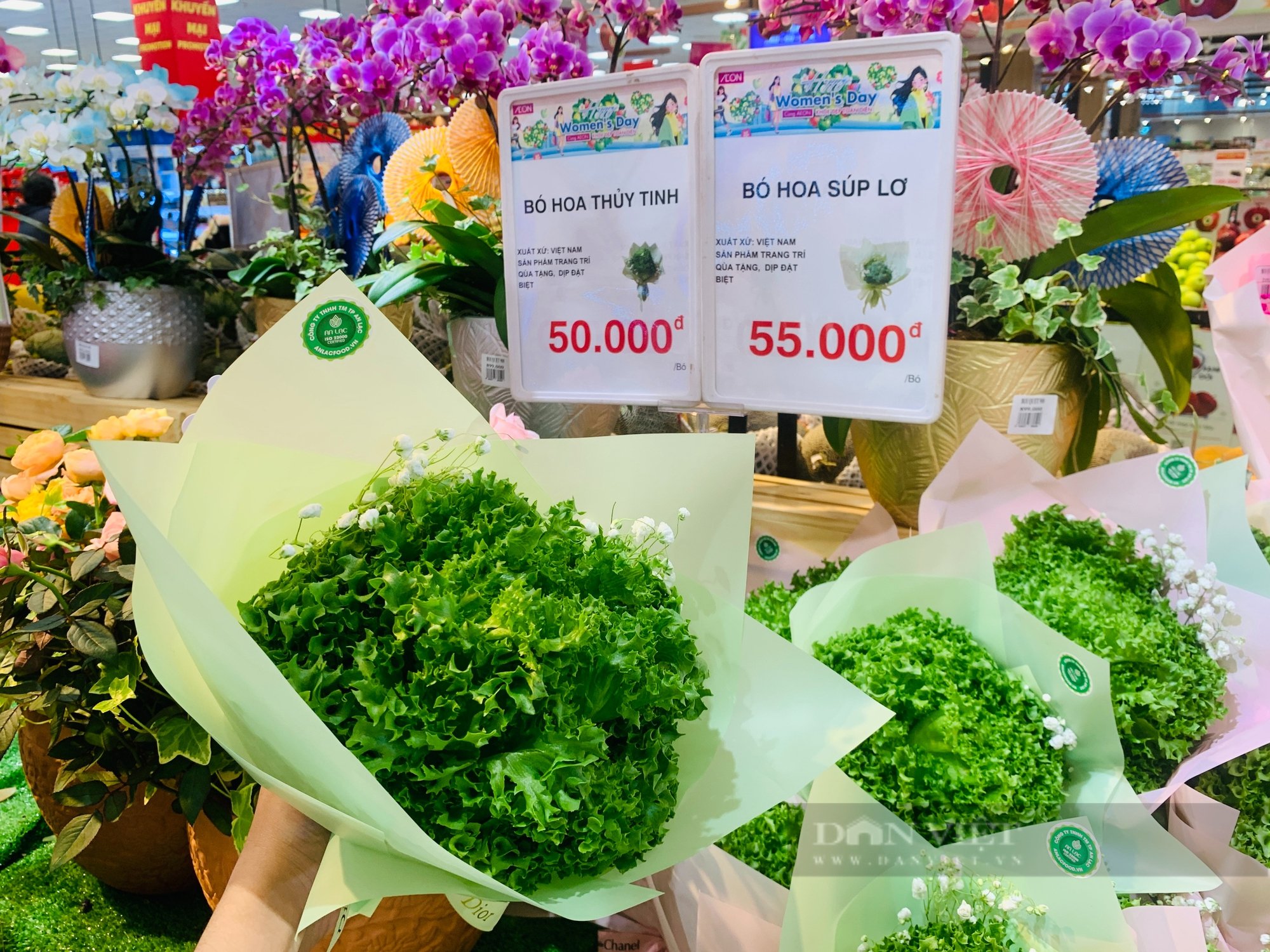 Hoa... xà lách, bông cải sốt rần rần ngày 8/3, khách tranh mua, nhân viên gói không kịp bán - Ảnh 4.