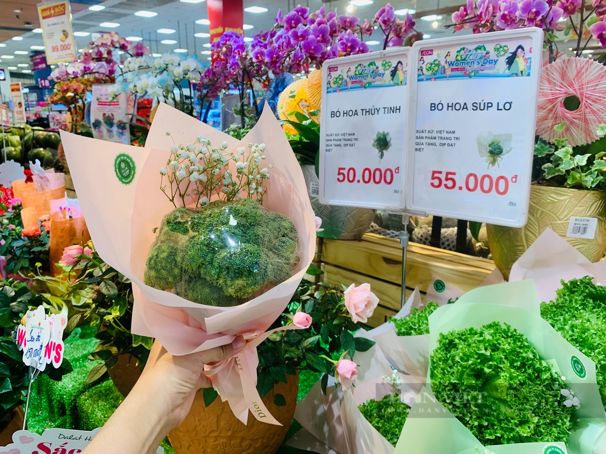 Hoa... xà lách, bông cải sốt rần rần ngày 8/3, khách tranh mua, nhân viên gói không kịp bán - Ảnh 3.