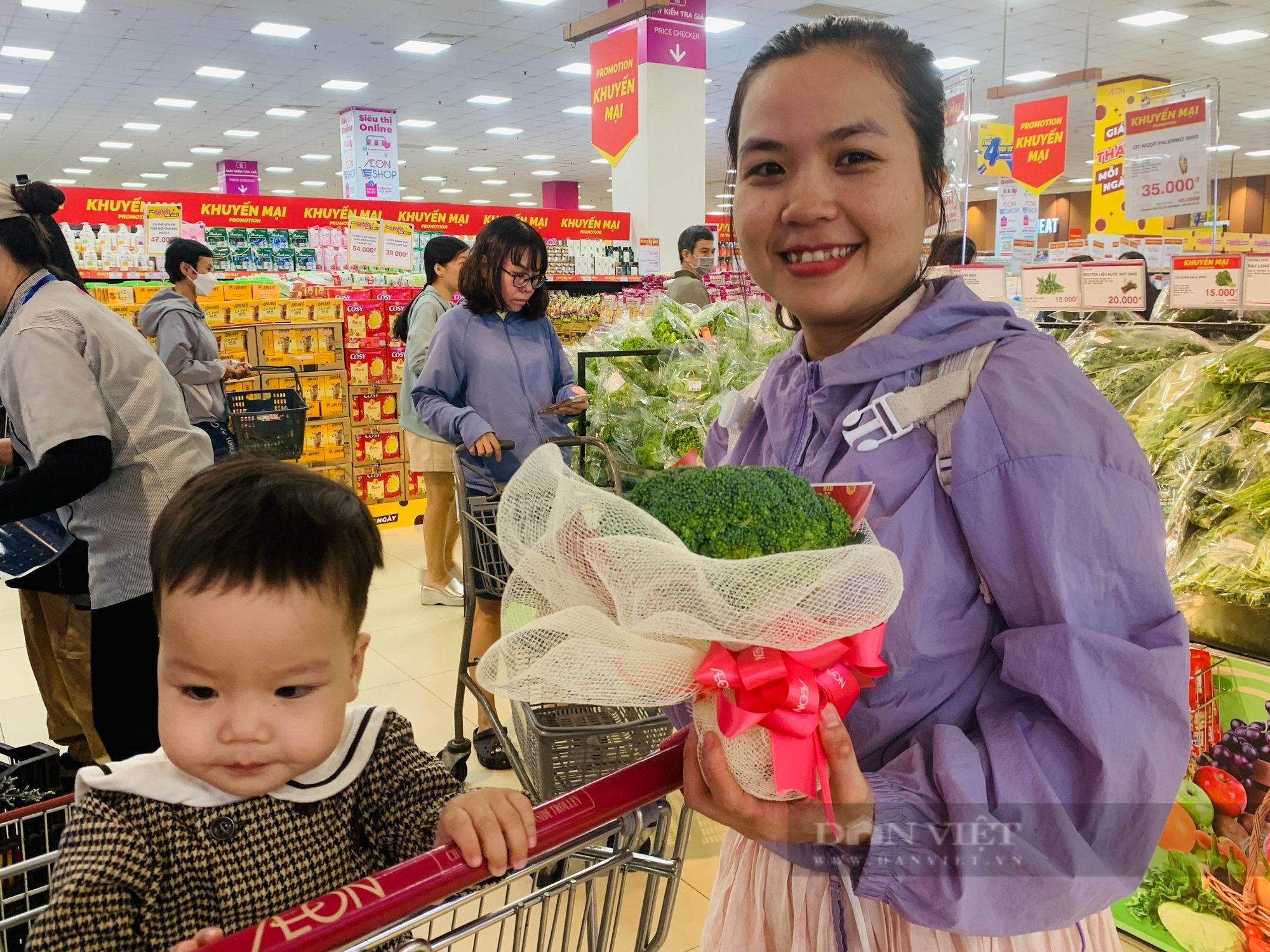 Hoa... xà lách, bông cải sốt rần rần ngày 8/3, khách tranh mua, nhân viên gói không kịp bán - Ảnh 2.