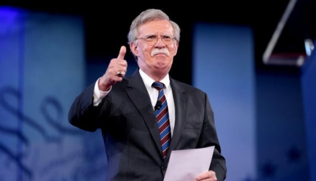 Ông Trump bị cựu cố vấn kỳ cựu chê 'yếu kém', dùng các lệnh trừng phạt 'rỗng tuếch' dọa Nga - Ảnh 1.