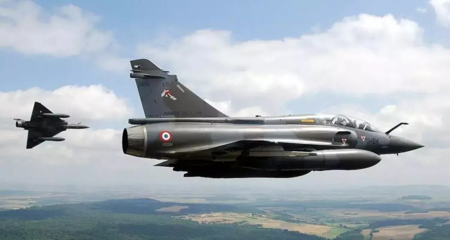 Ukraine lần đầu triển khai chiến đấu cơ F-16, Mirage-2000 đẩy lùi cuộc tấn công tên lửa của Nga - Ảnh 1.