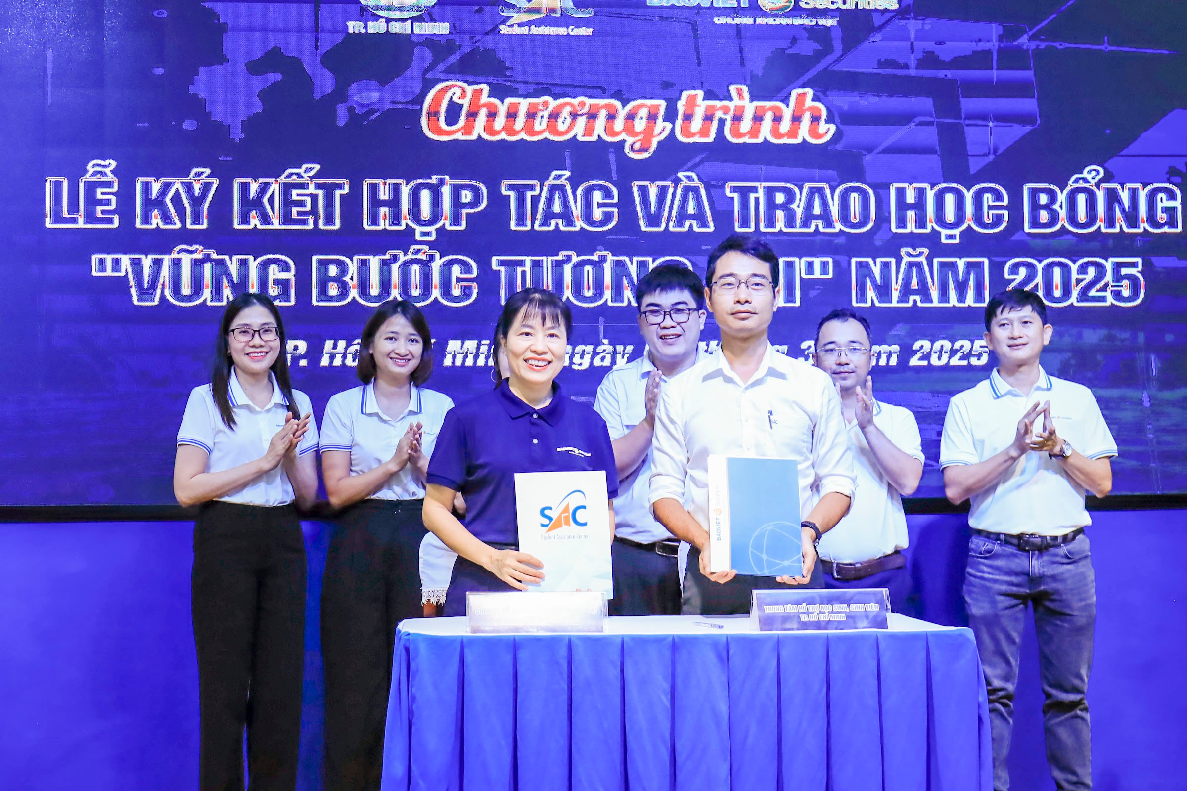 Tiếp sức học sinh, sinh viên khó khăn: Học bổng "Vững bước tương lai" thắp sáng ước mơ - Ảnh 1.