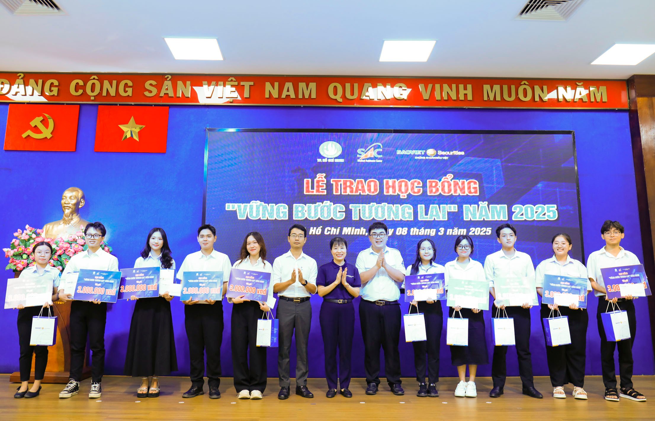 Tiếp sức học sinh, sinh viên khó khăn: Học bổng "Vững bước tương lai" thắp sáng ước mơ - Ảnh 2.