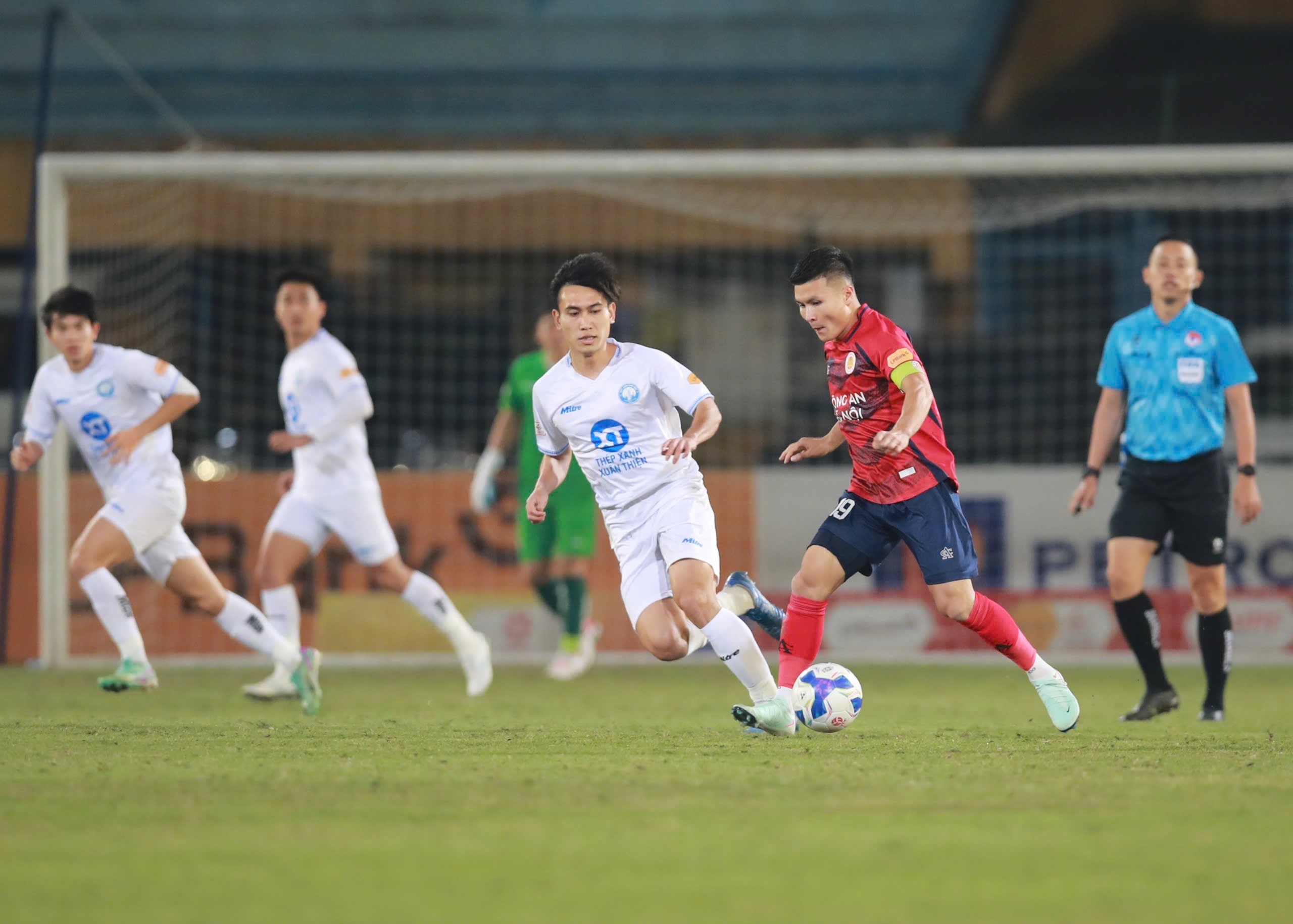 Nguyễn Xuân Son làm điều bất ngờ khi đến sân theo dõi trận đấu giữa Thép Xanh Nam Định và CAHN- Ảnh 13.
