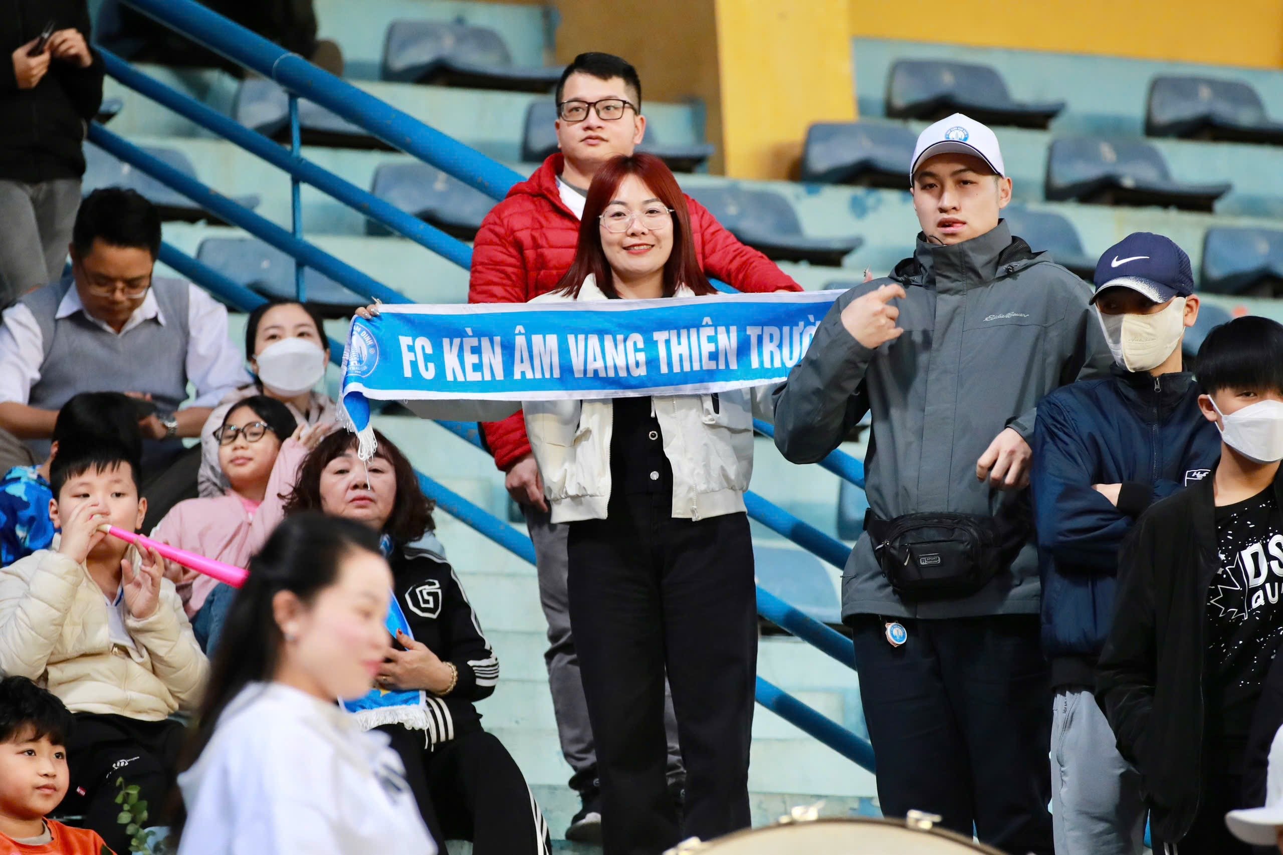 Nguyễn Xuân Son làm điều bất ngờ khi đến sân theo dõi trận đấu giữa Thép Xanh Nam Định và CAHN- Ảnh 5.