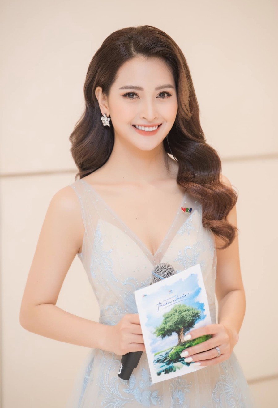 MC của VTV có vẻ ngoài xinh đẹp, quyến rũ, là bạn gái của cầu thủ nổi danh - Ảnh 1.