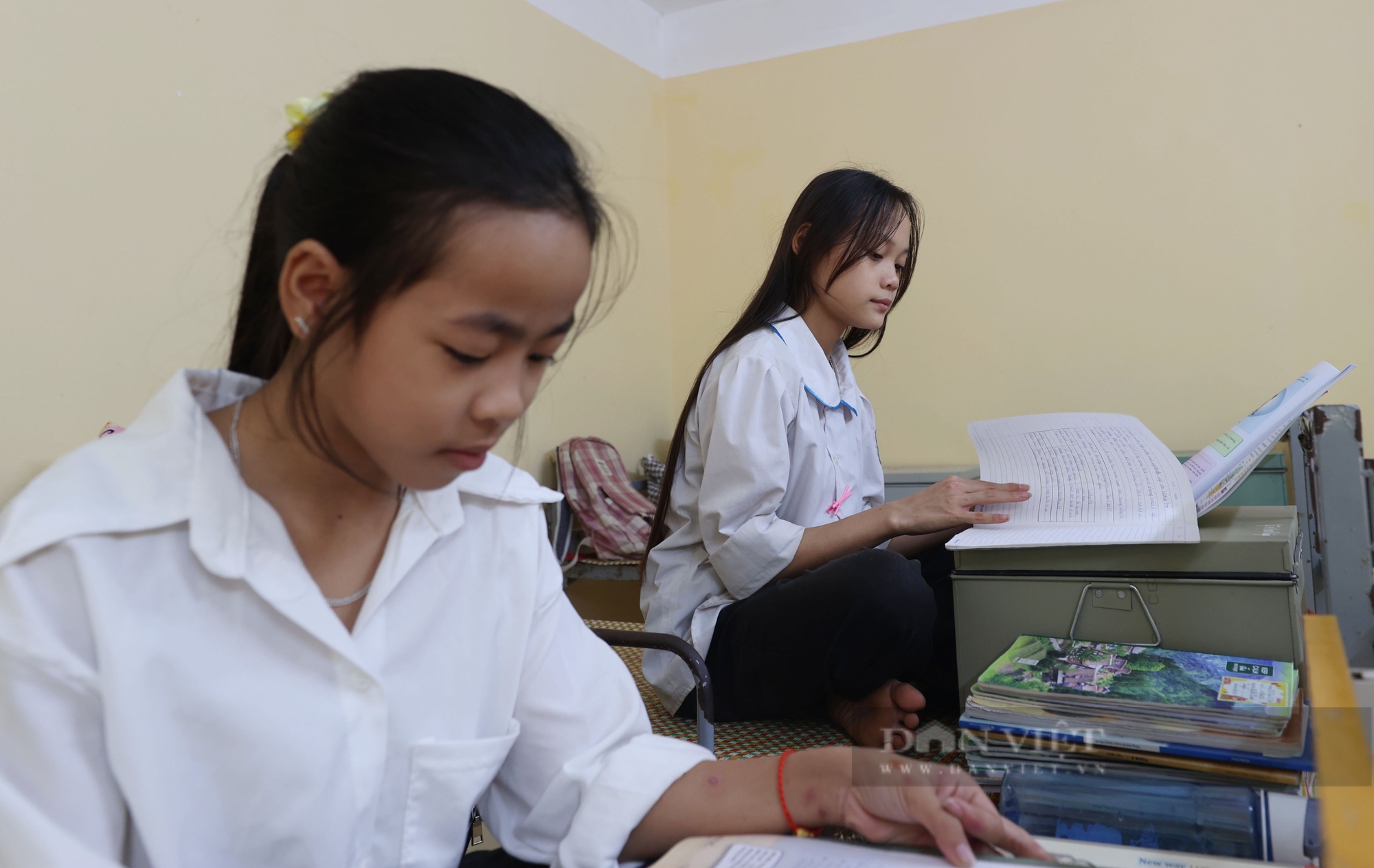 Học sinh ngái ngủ, dập dềnh vượt cả chục cây số qua sông Đà lạnh giá, sâu hun hút đến trường- Ảnh 45.