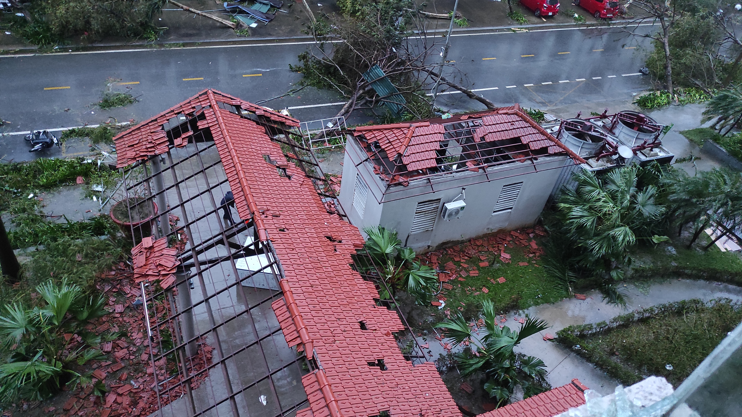 Toàn cảnh một khu đô thị ở Quảng Ninh tan hoang, xe máy và ôtô ngổn ngang trên đường- Ảnh 21.