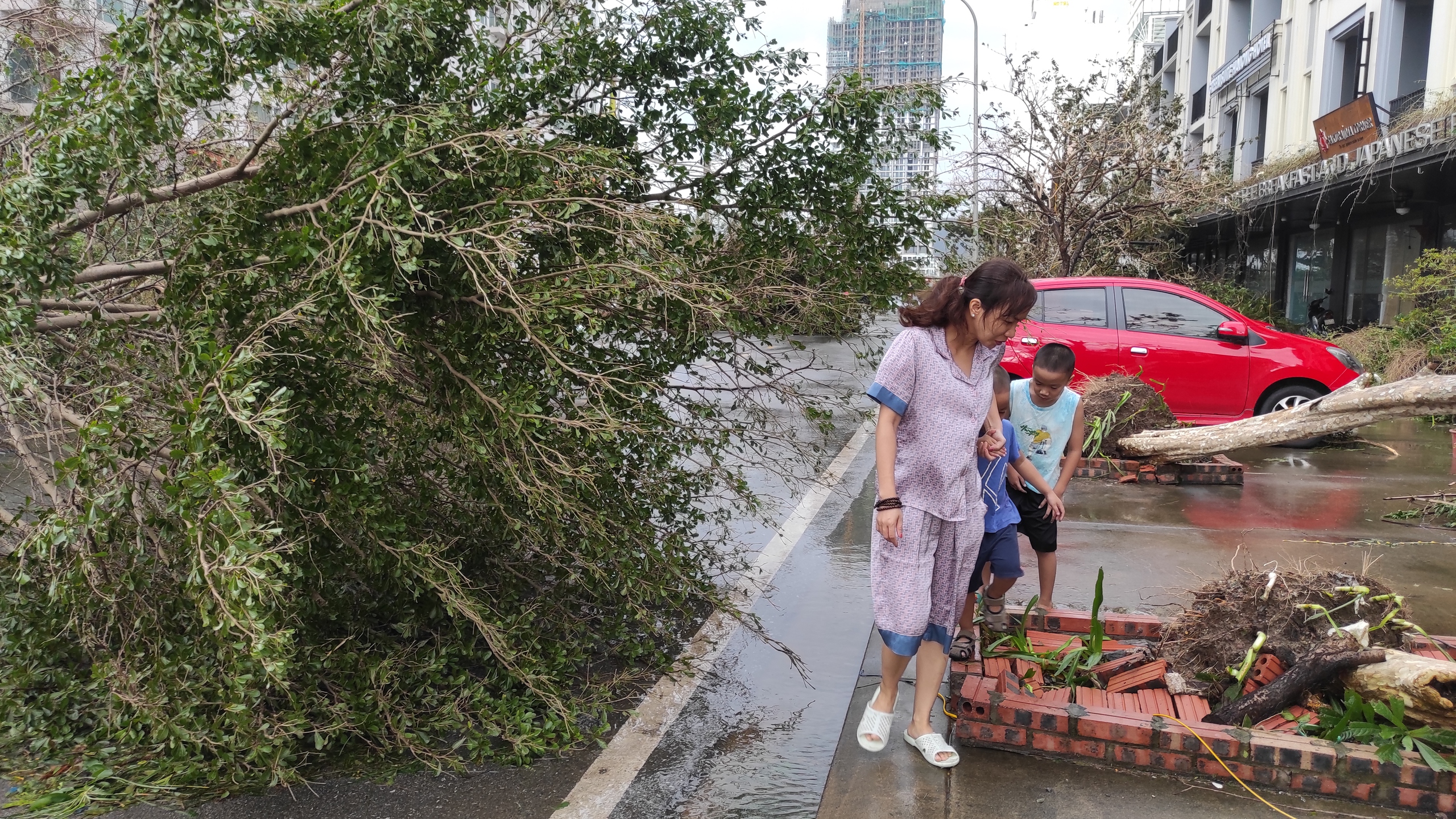 Toàn cảnh một khu đô thị ở Quảng Ninh tan hoang, xe máy và ôtô ngổn ngang trên đường- Ảnh 4.