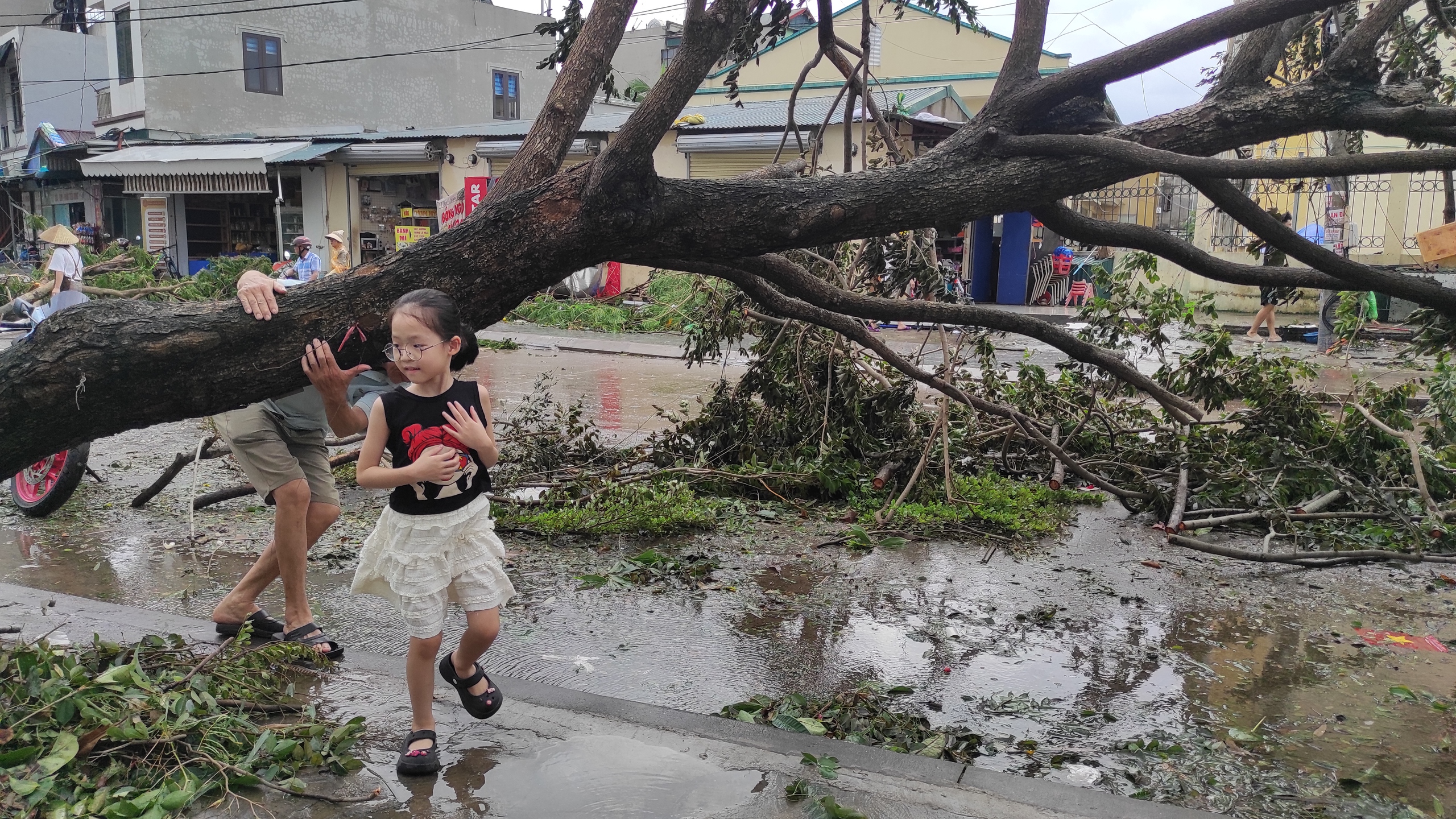 Toàn cảnh một khu đô thị ở Quảng Ninh tan hoang, xe máy và ôtô ngổn ngang trên đường- Ảnh 5.