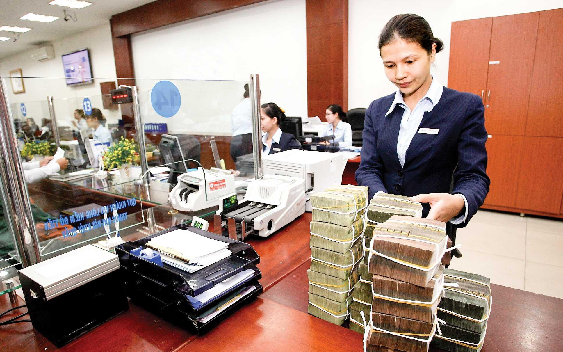 Cổ phiếu ngân hàng dậy sóng, sếp ngân hàng và người thân tung tiền tỷ thu gom