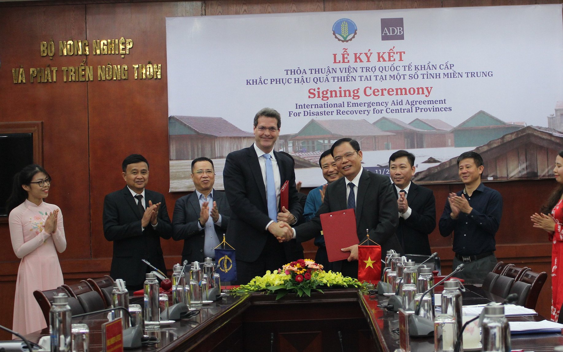 Lào Cai: Trao tiền hỗ trợ người dân bị ảnh hưởng bởi cơn bão Yagi - Ảnh 6.
