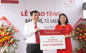 Agribank Gia Lai trao tặng tủ, bàn ghế cho học sinh "thêm con chữ, bớt đói nghèo"