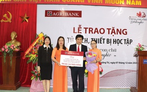 Agribank Quảng Trị: Trao tặng tủ sách, thiết bị học tập với chủ đề “Thêm con chữ, bớt đói nghèo”