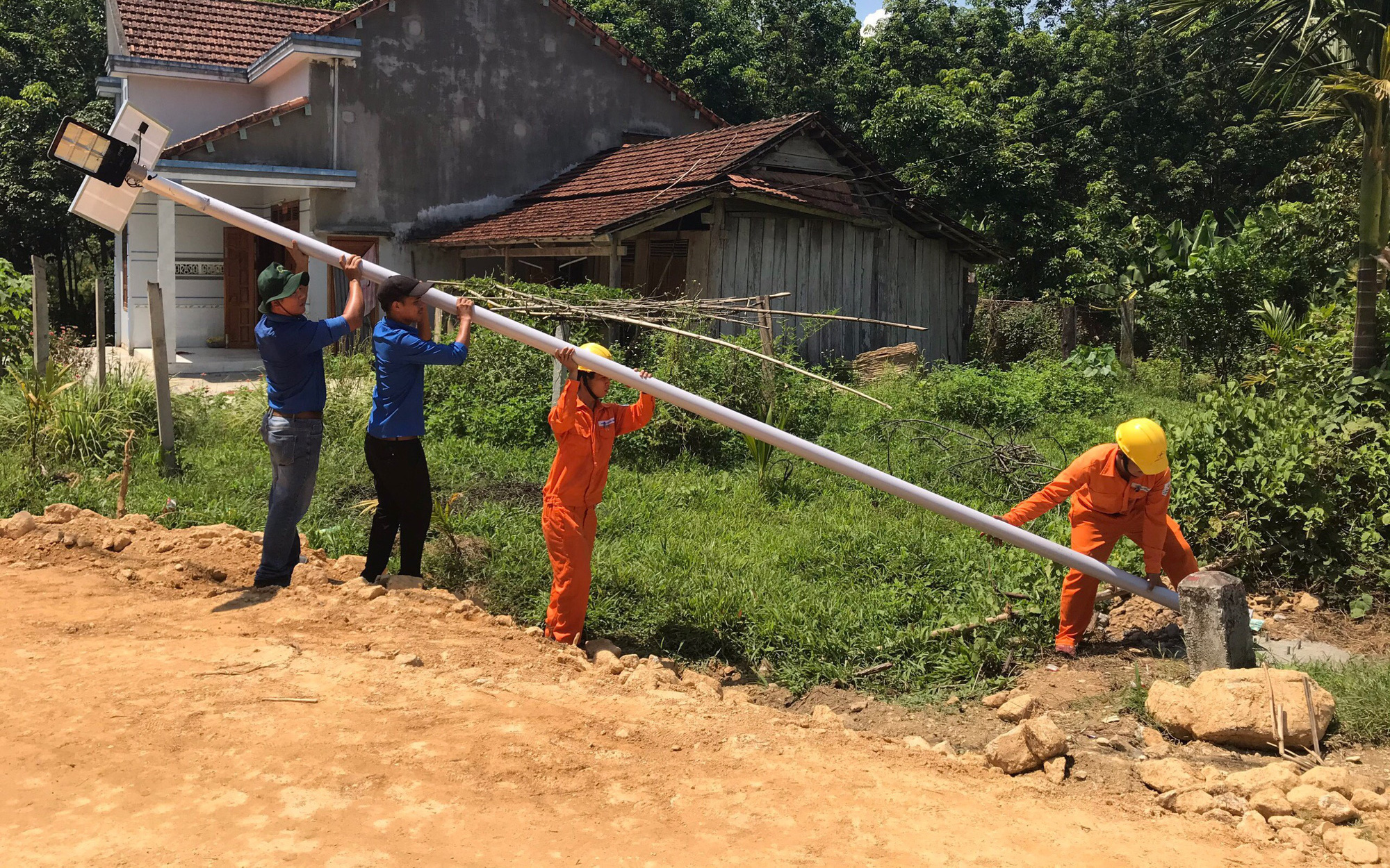 Điện lực miền Trung bàn giao hệ thống chiếu sáng bằng năng lượng mặt trời tại vùng căn cứ địa Khu ủy V