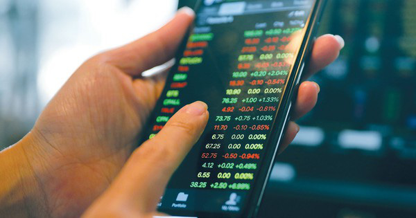 Giá vàng và USD giảm, tiền có chọn chứng khoán?