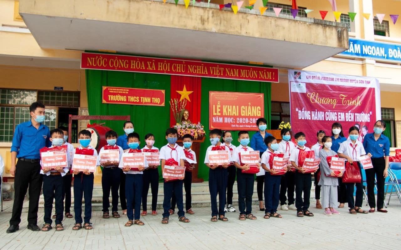 Agribank Quảng Ngãi “Đồng hành cùng em đến trường” năm học 2020-2021