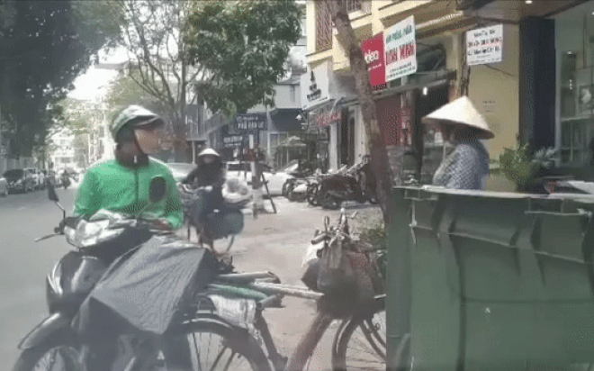 Clip nóng: Cô đồng nát từ chối tiền lì xì của anh Grab và cái kết bất ngờ