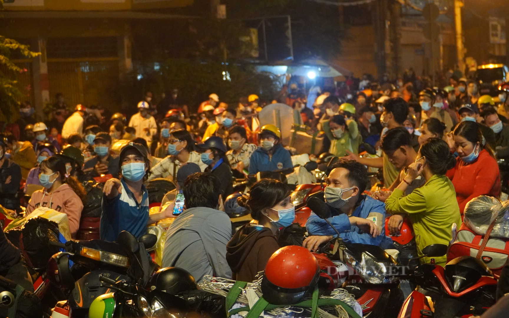 Hàng ngàn người dân tự phát về quê gây ùn tắc cửa ngõ phía tây TP.HCM