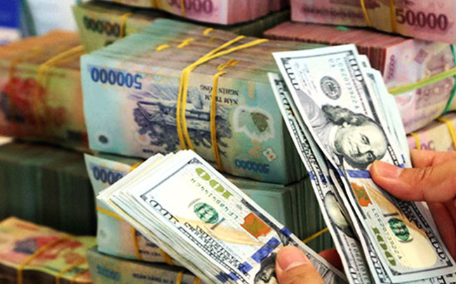 Kinh tế nóng nhất: Giá USD chợ đen vụt tăng, người mua vàng lỗ nặng