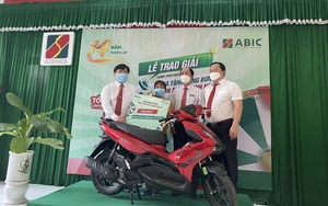 Bảo hiểm Agribank trao giải cho khách hàng trúng thưởng Chương trình “Quà tặng tưng bừng – Đón mừng sinh nhật”