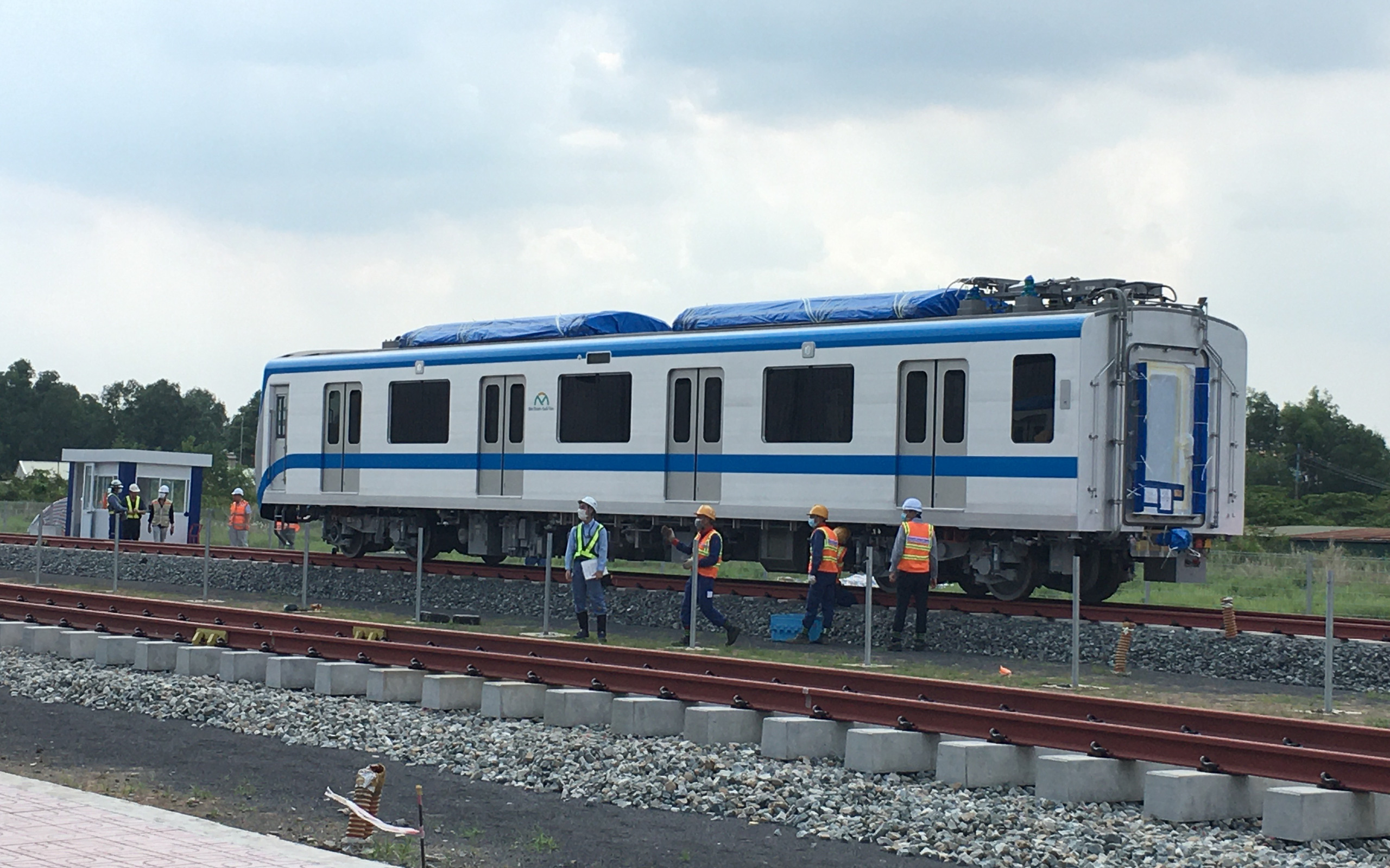 TP.HCM: Cận cảnh lắp đặt đoàn tàu metro tại depot Long Bình