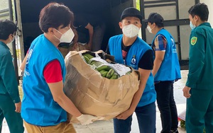 Ca sĩ Phương Thanh, Hòa Hiệp... đến tận vùng cách ly trao quà từ thiện