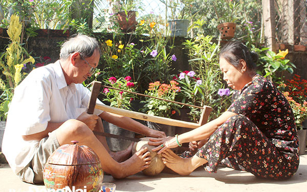 Đồng Nai: Phục lăn tài ông nông dân đục đẽo trái dừa thành bình ủ trà bắt mắt, trông rất "ngầu"