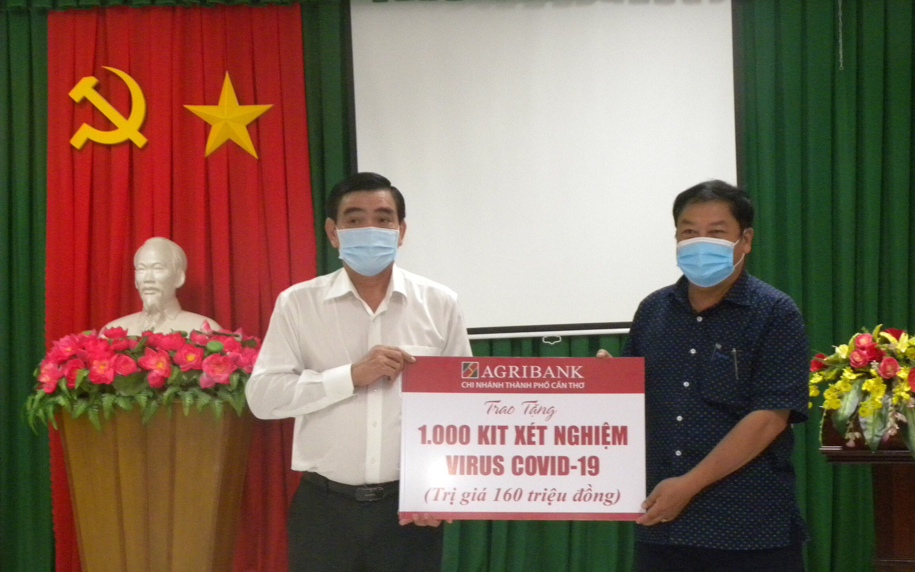 Agribank Cần Thơ ủng hộ 1.000 bộ kit xét nghiệm virus Covid-19